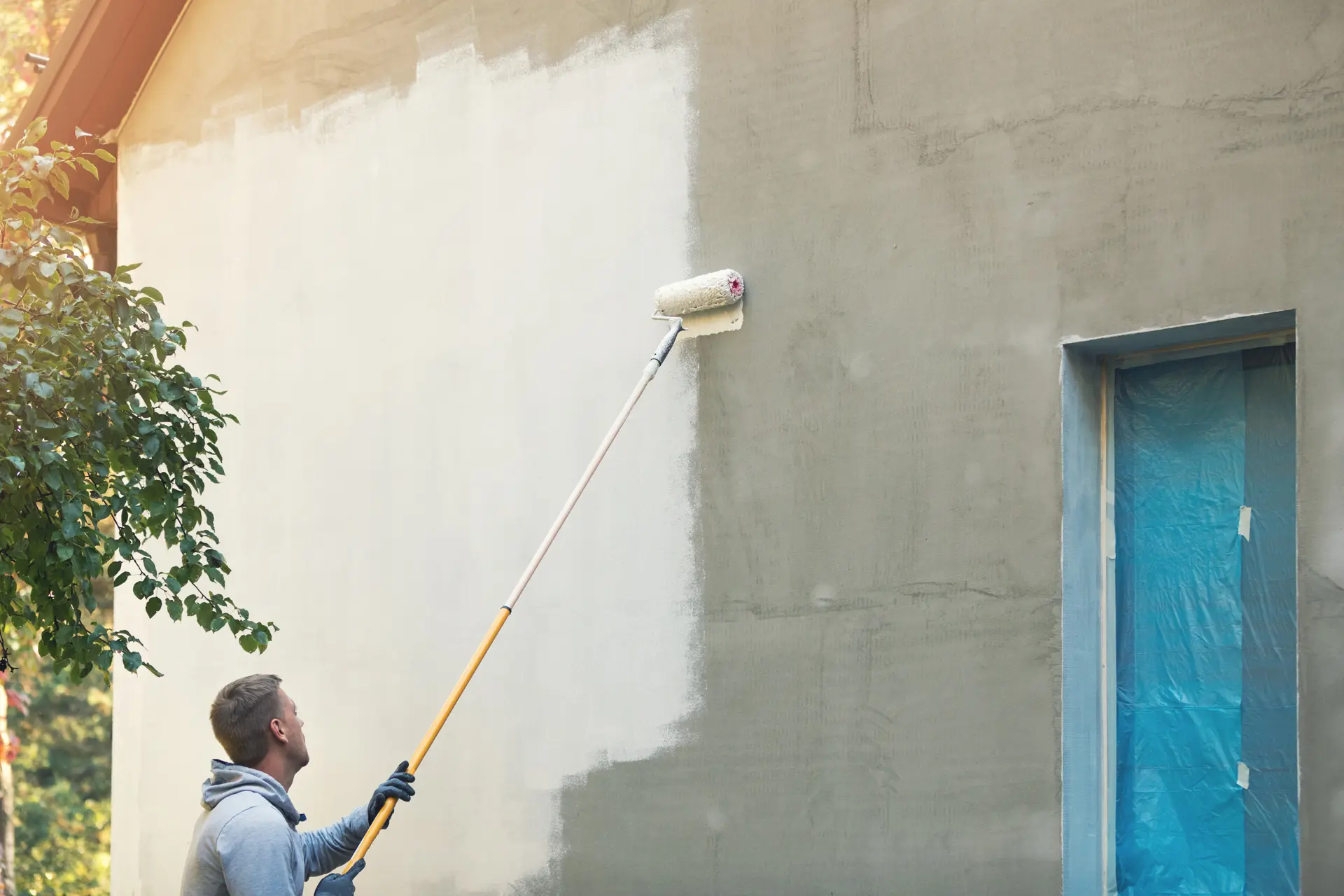 Pintor trabajando en una fachada en Avilés